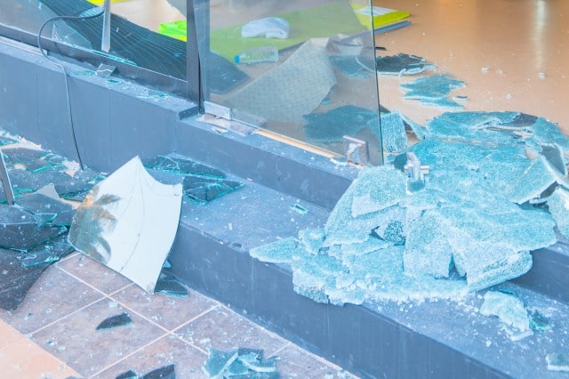 窓ガラスのフィルム施工は業者へ依頼！住宅や施設での災害リスク・ガラスの飛散防止対策の方法